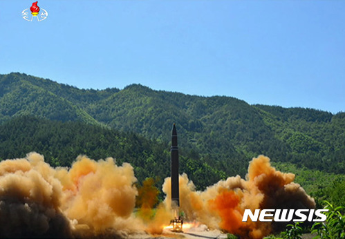 【서울=뉴시스】북한이 지난 4일 진행된 대륙간탄도미사일 '화성-14' 시험발사 장면을 조선중앙TV를 통해 5일 공개했다. 이 자리에는 김정은 조선노동당 위원장 겸 국무위원장 겸 조선인민군 최고사령관이 참석했다. 2017.07.05. (사진=조선중앙TV 캡쳐) photo@newsis.com