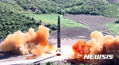 【서울=뉴시스】북한이 지난 4일 진행된 대륙간탄도미사일 '화성-14' 시험발사 장면을 조선중앙TV를 통해 5일 공개했다. 미 워싱턴 포스트는 24일 북한의ICBM 시험발사 성공으로 레이건 전 행정부 시절 검토되다 폐기된 전략방위구상(SDI) 이른바 '스타워즈'가 되살아날 조짐을 보이고 있다고 보도했다. 2017.7.24. (사진=조선중앙TV 캡쳐) photo@newsis.com