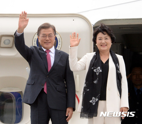 【베를린(독일)=뉴시스】전진환 기자 = 문재인 대통령이 부인 김정숙 여사와 5일 오전(현지시간) 한-독 정상회담을 위해 독일 베를린 테겔공항에 도착해 환영인사들에게 손을 들어 인사하고 있다. 2017.07.05.&nbsp; amin2@newsis.com 