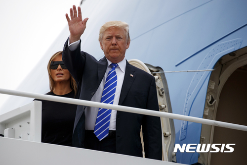 【워싱턴=AP/뉴시스】 도널드 트럼프 미 대통령이 폴란드 방문과 독일 G20 정상회의 참석을 위해 5일 아침(현지시간) 앤드루 공군기지에서 에어포스 원에 올라 손을 흔들고 있다. 옆에 퍼스트 레이디 멜라니아 트럼프가 서 있다. 2017. 7. 5. 