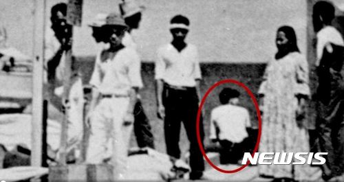 【서울=뉴시스】미국 히스토리채널은 여성으로서 세계최초로 대서양 횡단비행에 성공했던 미 조종사 아멜리아 에어하트가 1937년 마셜 제도에서 추락한 후 사망한게 아니라 살아있었음을 보여주는 사진을 발굴해냈다고 5일(현지시간)공개했다. 등돌린채 앉아 있는 사람이 에어하트이고, 왼쪽 끝 키 큰 남자가 에어하트의 항법사라는 것이다. 에어하트는 1937년 7월 2일 뉴기니 섬을 출발해 하와이를 향해 비행하다 하울랜드 섬 인근에 추락해 사망한 것으로 알려져 있다. <사진출처:히스토리채널>2017.07.06 