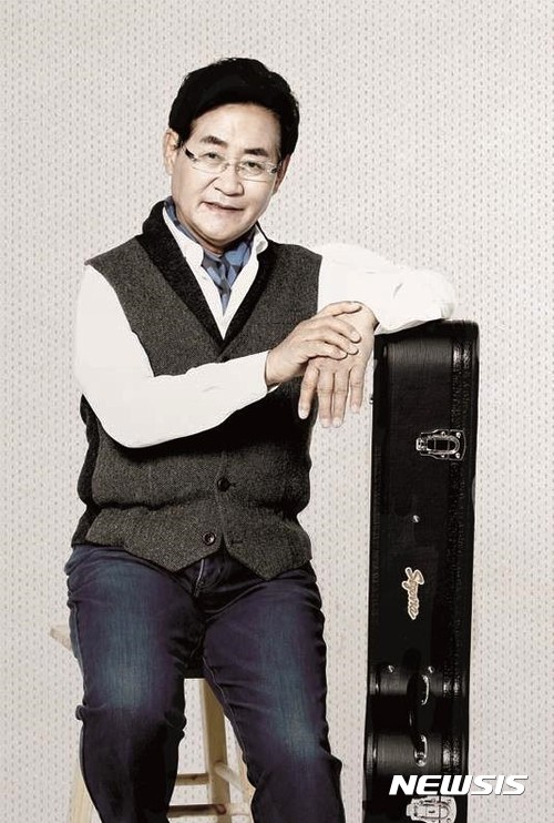 쎄시봉' 가수 윤형주, 회삿돈 42억원 횡령·배임 혐의 검찰 송치