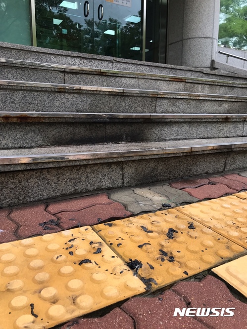 【안양=뉴시스】 장태영기자 =&nbsp; 6일 경기 안양시 안양우체국 소속 40대 집배원이 분신자살을 시도한 사건이 발생했다. 2017.07.06.<a href="mailto:jty1414@newsis.com">jty1414@newsis.com</a>