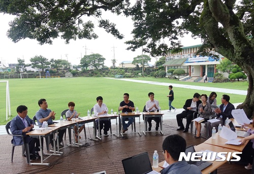 【제주=뉴시스】조수진 기자 = 이석문 제주특별자치도교육감(왼쪽에서 여섯 번째)이 6일 오전 취임 3주년을 맞이해 제주시 구좌읍 종달초등학교 폭낭 정원에서 학교 구성원들과 기자 간담회를 열고 있다. 2017.07.06. susie@newsis.com