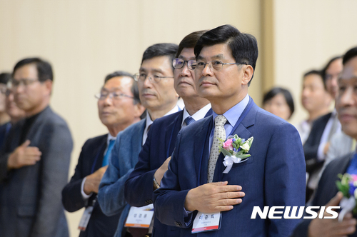 【세종=뉴시스】노왕섭 기자 = 세종시(시장 이춘희)와 행정중심복합도시건설청(청장 이충재)은 6일 정부컨벤션센터(SCC)에서 행복도시 착공 10주년, 세종시 출범 5주년 기념 심포지엄을 개최했다. 이날 이춘희 시장은 환영사에서 "계획 당시 생각했던 도시의 모습과 현재를 비교하여 수정해야할 것들을 하나하나 고쳐가야 한다"며 "지난 두 정부에서 지연되거나 축소된 부분도 찾아내 계획 의도대로 다시 추진해야 한다"고 밝혔다. 2017.07.06. (사진=세종시청 제공) <a href="mailto:photo@newsis.com">photo@newsis.com</a>