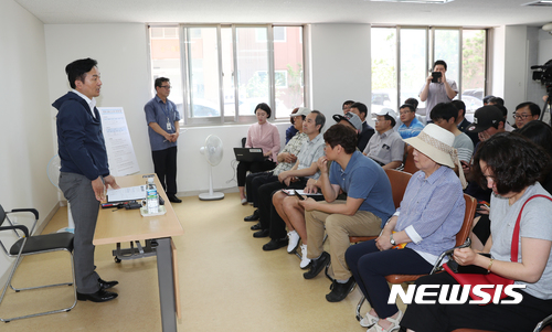 【제주=뉴시스】장재혁 기자 = 원희룡 지사는 6일 오후 제주시 삼양동 삼화지구 내 부영 8차 아파트 관리사무소에서 부영의 임대료 인상과 관련 부영아파트 입주자와 간담회를 열었다.2017.07.06.(사진=제주도청 제공) jjhyej@newsis.com