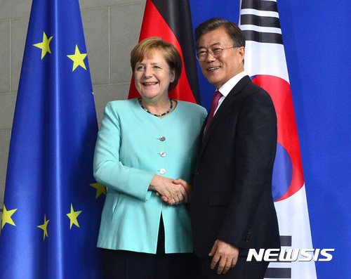 【베를린(독일)=뉴시스】문재인 대통령(오른쪽)과 앙겔라 메르켈 독일 총리의 지난 7월 정상회담 당시 모습. (사진=뉴시스DB) 2017.07.06.