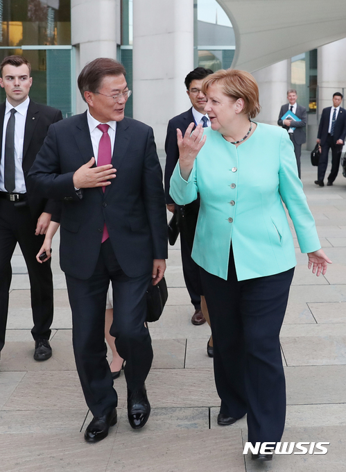 【베를린(독일)=뉴시스】전진환 기자 = 문재인 대통령이 앙겔라 메르켈 독일 총리와 5일 오후(현지시간) 베를린 총리실에서 만찬회담을 마치고 대화하며 이동하고 있다. 2017.07.06. amin2@newsis.com