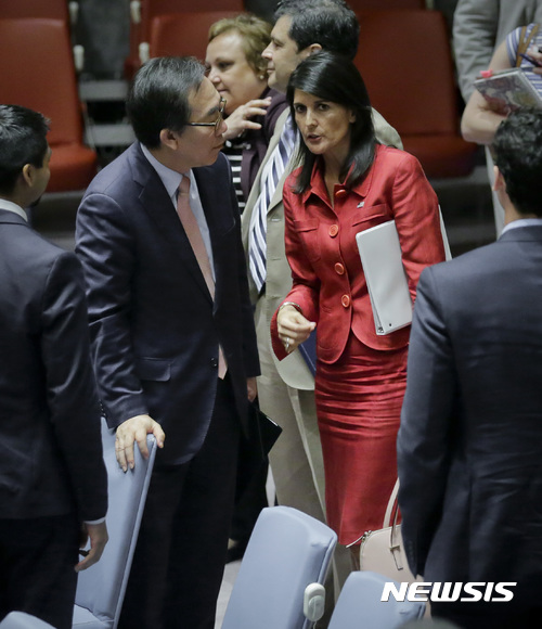 【유엔본부=AP/뉴시스】 니키 헤일리 유엔 주재 미국 대사(오른쪽)가 5일(현지시간) 미국 뉴욕 유엔본부에서 열린 유엔안전보장이사회 전체회의가 끝난 후 조태열 유엔 주재 한국 대사와 대화하고 있다. 헤일리 대사는 이날 북핵문제 해결을 위해 "군사적 수단도 동원할 수 있다"고 밝혔다. 2017.07.06 