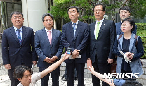 【서울=뉴시스】최동준 기자 = 지난해 7월6일 서울 서초구 서울중앙지방법원 앞에서 국정원 여직원 감금 혐의에서 무죄를 선고 받은 이종걸(가운데) 더불어민주당 의원을 비롯한 전·현직 의원들이 소감을 말하고 있다. 오른쪽부터 김현 전 의원, 문병호 전 의원, 이 의원, 강기정 전 의원. 2017.07.06. photocdj@newsis.com