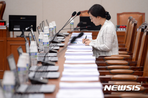 【서울=뉴시스】배훈식 기자 = 6일 오전 서울 여의도 국회 국토교통위원회 회의실에서 열린 전체회의에 자유한국당 의원 중 김현아 의원만이 자리를 지키고 있다. 2017.07.06. dahora83@newsis.com