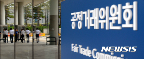 【세종=뉴시스】강종민 기자 = 김상조 공정거래위원장이 공정위 신뢰 제고 추진 방안을 내놓은 6일 직원들이 정부세종청사 공정위 앞을 지나고 있다. 2017.07.06. ppkjm@newsis.com