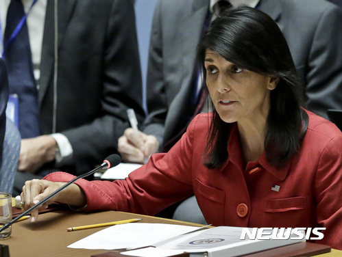 【유엔본부 = AP/뉴시스】 = 니키 헤일리 유엔주재 미국대사가 5일 유엔안전보장이사회 회의에서 러시아대표의 발언이 끝난 다음에&nbsp; 북한 핵무기 개발을 위한 모든 현금줄을 차단할 것을 제안하고 있다.&nbsp; 미국은 더 강도높은 독자적인 새 대북 제재안을 마련, 유엔 통과를 위해 노력중이라고 유엔의 외교관들은 말하고 있다.&nbsp; 