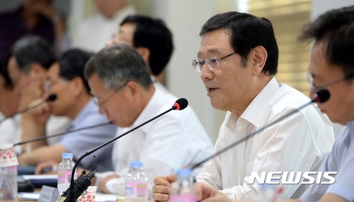 【서울=뉴시스】고범준 기자 = 이용섭 일자리위원회 부위원장이 6일 오후 서울 종로구 창성동 일자리위원회 일자리기획단 대회의실에서 열린 '일자리위원회-공공기관 정책간담회'에서 모두발언을 하고 있다. 2017.07.06. bjko@newsis.com