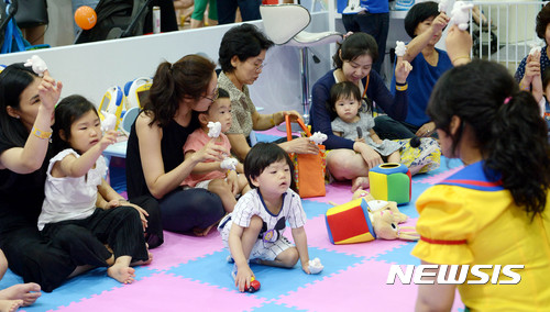 【서울=뉴시스】박주성 기자 = 교육부는 17개 시도 교육청과 함께 유치원 유사 명칭을 사용하는 등 부당광고를 한 전국 59개 영어학원을 적발했다고 15일 밝혔다. 사진은 기사 내용과 관련 없음. 2017.07.06. park7691@newsis.com