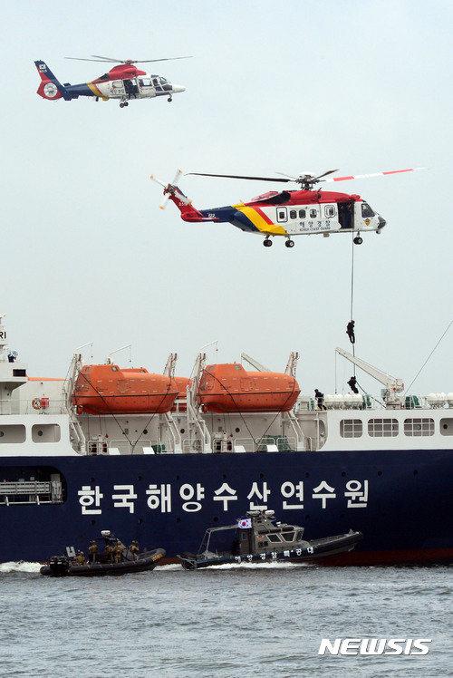 【부산=뉴시스】 하경민 기자 = 6일 부산 영도 국립해양박물관에서 열린 테러 대비 합동훈련에 참가한 해경 특공대와 해군 특수전요원들이 여객선을 탈취한 테러범을 진압하기 위해 투입되고 있다. 훈련은 테러범들이 트럭 돌진해 해양박물관 내부로 침투해 폭발물 설치, 총기 난사 등 테러를 자행하다가 해상으로 도주해 여객선에 탑승 중인 승객들을 인질로 삼고 협상을 요구하는 상황을 가정해 열렸다.  훈련에는 부산경찰청, 해군작전사령부, 육군 53사단, 부산소방안전본부, 낙동강유역환경청, 남해해양경비안전본부 등 9개 기관에서 351명이 참여했다. 2017.07.06.  yulnetphoto@newsis.com