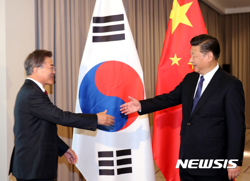  【베를린=뉴시스】전진환 기자 = 문재인 대통령과 시진핑 중국 국가주석이 6일 오전(현지시각) 베를린 인터콘티넨탈 호텔에서 열린 한-중 정상회담을 위해 만나고 있다. 2017.07.06.&nbsp; photo@newsis.com 