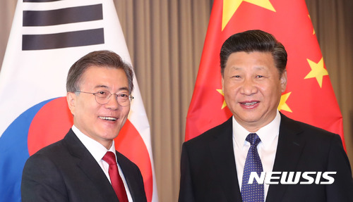 【베를린(독일)=뉴시스】전진환 기자 = 문재인 대통령이 시진핑 중국 국가주석과 6일 오전(현지시간) 베를린 인터콘티넨탈호텔에서 한-중 정상회담을 하기에 앞서 악수하고 있다. 2017.07.06.&nbsp; photo@newsis.com