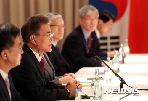 【베를린(독일)=뉴시스】전진환 기자 = 문재인 대통령이 시진핑 중국 국가주석과 6일 오전(현지시간) 베를린 인터콘티넨탈호텔에서 한-중 정상회담을 하고 있다. 2017.07.06. photo@newsis.com