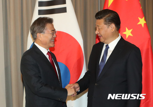 【베를린(독일)=뉴시스】전진환 기자 = 문재인 대통령이 시진핑 중국 국가주석과 6일 오전(현지시간) 베를린 인터콘티넨탈호텔에서 한-중 정상회담을 하기에 앞서 악수하고 있다. 2017.07.06. photo@newsis.com