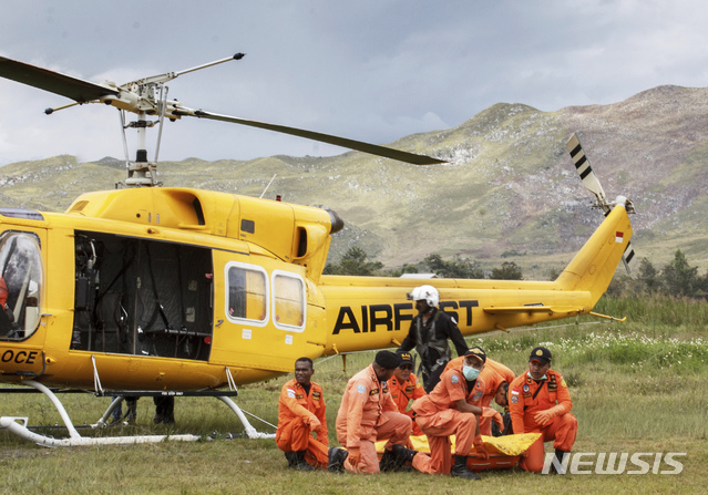 【와메나=AP/뉴시스】2017년 7월6일 인도네시아 와메나 공항에서 구조대원들이 경비행기 추락사고로 숨진 희생자 시신을 옮기고 있다. 이날 5명을 태운 경비행기가 파푸아에서 추락해 탑승자 전원이 숨졌다. 2018.08.12