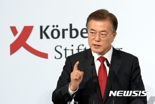 【베를린(독일)=뉴시스】전진환 기자 = 문재인 대통령이 6일 오후(현지시간) 베를린시청 Bear Hall에서 쾨르버 재단 초청 연설을 하고 있다. 2017.07.06.&nbsp; amin2@newsis.com