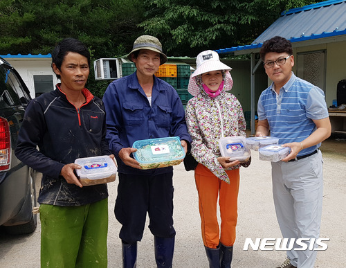 【영양=뉴시스】김진호 기자 = 지난 5일 경북 영양군 수비면 발리의 한 농가에서 일하고 있는 판티윽(여·가운데)씨 등 베트남 근로자들이 영양군이 깜짝 선물한 고국음식을 받고 기뻐하고 있다. 2017.07.07 (사진= 영양군 제공) photo@newsis.com