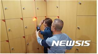 뉴시스 자료 사진. 제주경찰이 지난달 7일 제주도 한 해수욕장 내 여성 탈의실에서 불법 카메라 설치 여부를 점검하고 있다. 2017.7.7 (사진=제주지방경찰청 제공)photo@newsis.com