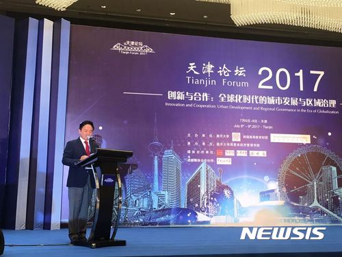 【제주=뉴시스】장재혁 기자 = 원희룡 제주도지사가 7일 중국에서 열리는 제2회 톈진(天津)포럼에 참석해 '환경보전과 지속가능한 성장을 위한 제주 발전 전략’에 대한 주제 발표를 진행했다.2017.07.07.(사진=제주도청 제공) jjhyej@newsis.com