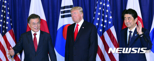 【함부르크(독일)=뉴시스】전진환 기자 = 문재인 대통령이 도날드 트럼프 미국 대통령, 아베 신조 일본 총리와 6일 오후(현지시간) 한·미·일 정상 만찬이 열린 주함부르크미국총영사관에서 기념촬영 후 만찬장으로 향하고 있다. 2017.07.07.&nbsp; amin2@newsis.com 