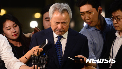 【서울=뉴시스】추상철 기자 = '치즈통행세' 등 갑질 논란으로 구속영장이 발부된 정우현 전 MP(미스터피자)그룹 회장이 지난 6일 오후 서울 서초구 서울중앙지방검찰청을 나와 서울구치소로 향하고 있다.&nbsp; 이날 정 전 회장은 영장실질심사를 포기했다. scchoo@newsis.com