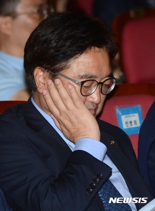 【서울=뉴시스】홍효식 기자 = 더불어민주당 우원식 원내대표가 7일 오후 서울 여의도 국회 의원회관에서 열린 2017 전국 작은학교 포럼 '작은학교, 위기를 넘어 기회로!'에 참석해 생각에 잠겨있다. 2017.07.07. yesphoto@newsis.com