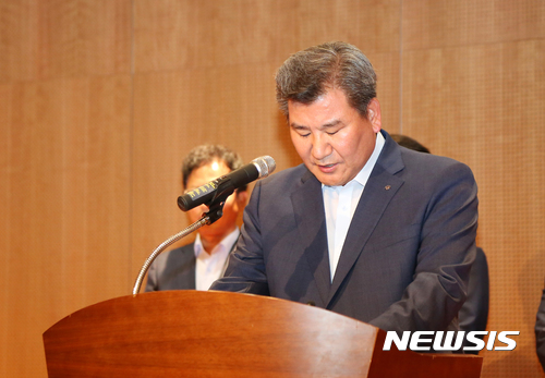 【대구=뉴시스】우종록 기자 = 대구은행 박인규 은행장이 지난해 7월 대구 북구 칠성동 대구은행 제2본점 다목적홀에서 직원들의 성추행 사건에 대해  공식사과문을 발표하고 있다. 2017.07.07. wjr@newsis.com