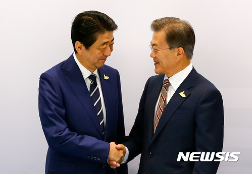 【함부르크(독일)=뉴시스】전진환 기자 = 문재인 대통령이 아베 신조 일본 총리와 7일(현지시각) '한-일 정상회담'이 열린 독일 함부르크 G20 정상회의장 메세홀 양자회담장에서 악수하고 있다. 2017.07.07. amin2@newsis.com