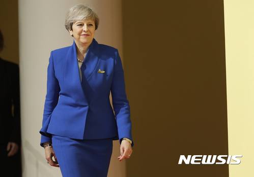 【서울=뉴시스】영국의 테리사 메이 총리가 7일(현지시간) 독일 함부르크에서 열린 G20(주요20개 나라) 정상회의 행사장에 입장하고 있다. 2017.07.07. 