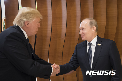 트럼프-푸틴, 베트남 APEC 정상회의서 '짧게 담소'