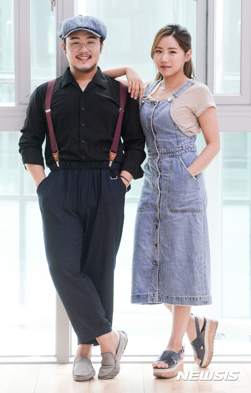 【서울=뉴시스】김선웅 기자 = 음악축제 '여우락 페스티벌'에 출연하는 국악인 유태평양, 장서윤이 6일 서울 중구 국립극장에서 뉴시스와의 인터뷰에 앞서 포즈를 취하고 있다. 2017.07.09. mangusta@newsis.com