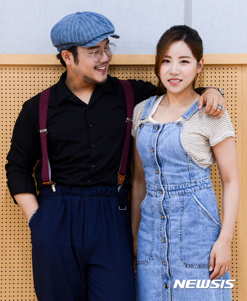 【서울=뉴시스】김선웅 기자 = 음악축제 '여우락 페스티벌'에 출연하는 국악인 유태평양, 장서윤이 6일 서울 중구 국립극장에서 뉴시스와의 인터뷰에 앞서 포즈를 취하고 있다. 2017.07.09. mangusta@newsis.com