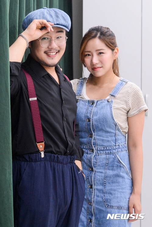 【서울=뉴시스】김선웅 기자 = 음악축제 '여우락 페스티벌'에 출연하는 국악인 유태평양, 장서윤이 6일 서울 중구 국립극장에서 뉴시스와의 인터뷰에 앞서 포즈를 취하고 있다. 2017.07.09. mangusta@newsis.com