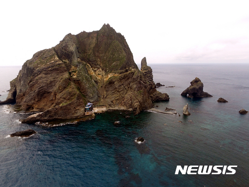 【독도=뉴시스】김경목 기자 = 제72주년 광복절을 한달여 앞둔 지난 7일 오후 독도의 동도 선착장에서 드론을 띄워 바라본 독도의 서도 모습이 신비롭다. 2017.07.08. photo31@newsis.com