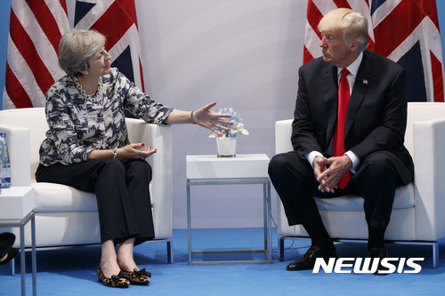 【함부르크(독일)=AP/뉴시스】도널드 트럼프 미 대통령(오른쪽)이 8일(현지시간) 독일 함부르크에서 테리사 메이 영국 총리와 만나고 있다. 2017.7.9
