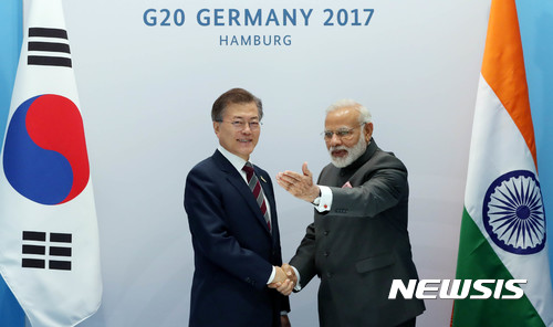 【뉴델리(인도)=뉴시스】 문재인 대통령의 인도 순방 둘째날 키워드는 '비즈니스'로 진행될 예정이다. 문 대통령은 9일 한-인도 비즈니스 포럼에서 양국 경제 협력을 주제로 연설한 뒤, 삼성전자 제2공장 준공식에 참석해 이재용 부회장과 취임 처음으로 만나게 된다. 나렌드라 모디 총리도 준공식에 참석해 축사한다. 사진은 지난해 7월 독일 함부르크에서 열린 주요 20개국 정상회의에서 만난 문 대통령과 모디 총리. (사진=뉴시스 자료사진) 2018.07.09. photo@newsis.com