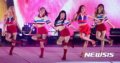 【서울=뉴시스】추상철 기자 = 'SMTOWN LIVE WORLD TOUR VI in SEOUL' 2017 SM타운 콘서트가 열린 8일 오후 서울 마포구 서울월드컵경기장에서 레드벨벳이 신곡 '빨간맛' 무대를 선보이고 있다. 2017.07.08. scchoo@newsis.com