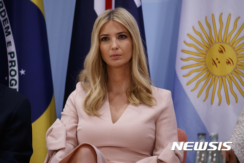 이방카, G20 공식 행사서 잠시 아버지 자리에 대신 앉아