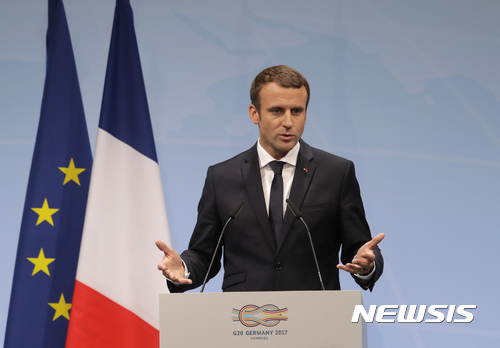 【함부르크(독일)=AP/뉴시스】에마뉘엘 마크롱 프랑스 대통령이 8일(현지시간) 독일 함부르크에서 주요 20개국(G20) 정상회담을 마친 후 기자회견을 하고 있다. 2017.7.9