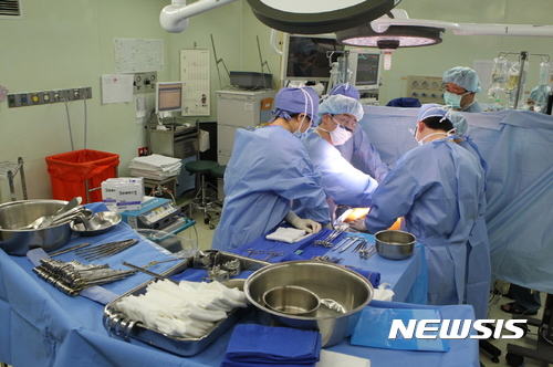 【수원=뉴시스】 경기도는 전국 지자체 중 처음으로 중증외상환자 관리 시스템 구축에 나선다고 9일 밝혔다.사진은 경기남부 권역외상센터의 응급수술 장면. 2017.07.09. (사진=경기도 제공) photo@newsis.com