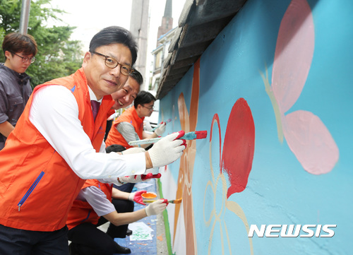  【서울=뉴시스】김종민 기자 = 7일 송파구 신아원에서 재능기부 활동을 진행한 롯데호텔 샤롯데봉사단 김정환 대표이사가 벽화 그리기를 하고있다.&nbsp; 사진=롯데호텔 제공 <a href="mailto:jmkim@newsis.com">jmkim@newsis.com</a> 