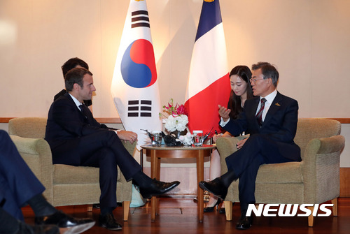【함부르크(독일)=뉴시스】전진환 기자 = 문재인 대통령이 엠마누엘 마크롱 프랑스 대통령과 8일 오후(현지시간) 독일 함부르크 하얏트호텔에서 양자회담을 하고 있다. 2017.07.09.&nbsp; amin2@newsis.com