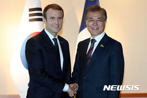 ?【함부르크(독일)=뉴시스】전진환 기자 = 문재인 대통령이 엠마누엘 마크롱 프랑스 대통령과 8일 오후(현지시간) 주요 20개국(G20) 정상회의가 열린 독일 함부르크 하얏트호텔에서 양자회담을 하기에 앞서 악수하고 있다. 2017.07.09.&nbsp; amin2@newsis.com