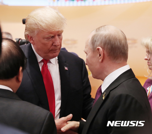 【함부르크(독일)=뉴시스】도날드 트럼프 미국 대통령과 블라디미르 푸틴 러시아 대통령이 8일(현지시간) 주요 20개국(G20) 정상회의가 열린 독일 함부르크 메세에서 세션종료 후 악수하고 있다. 2017.07.08. (사진=청와대 제공) photo@newsis.com